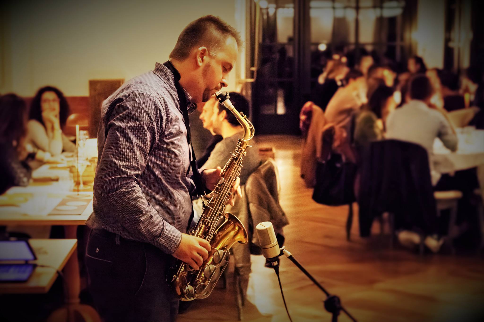 Giovani Tramontin durante una performance dal vivo